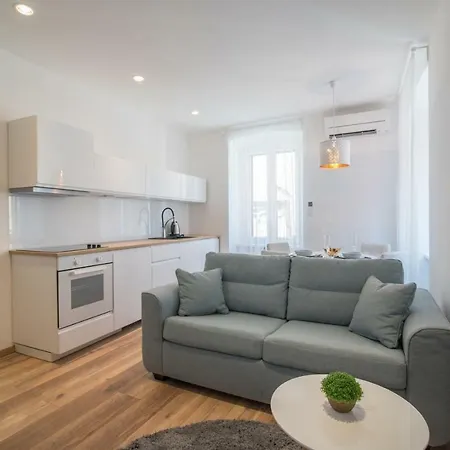 Konukevi Leona Deluxe