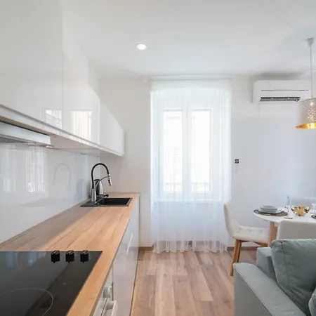 Leona Deluxe Konukevi Pula