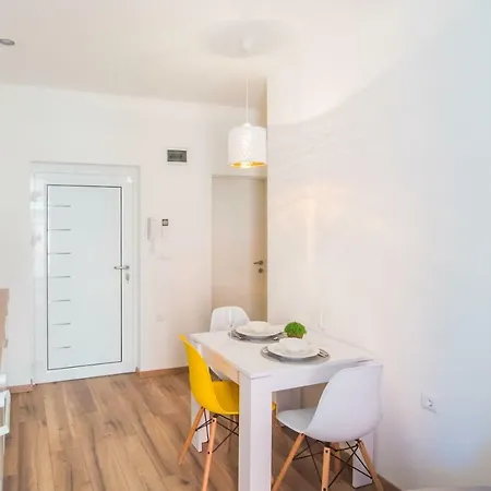 Leona Deluxe 4* Pula