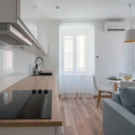 Leona Deluxe Konukevi Pula