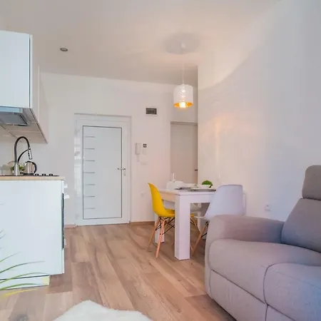 Leona Deluxe Konukevi 4*