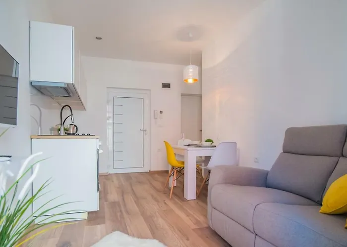 Leona Deluxe Gæstehus 4*