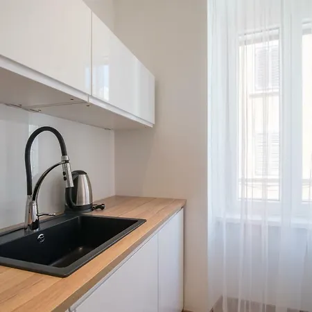 Leona Deluxe Gæstehus 4*